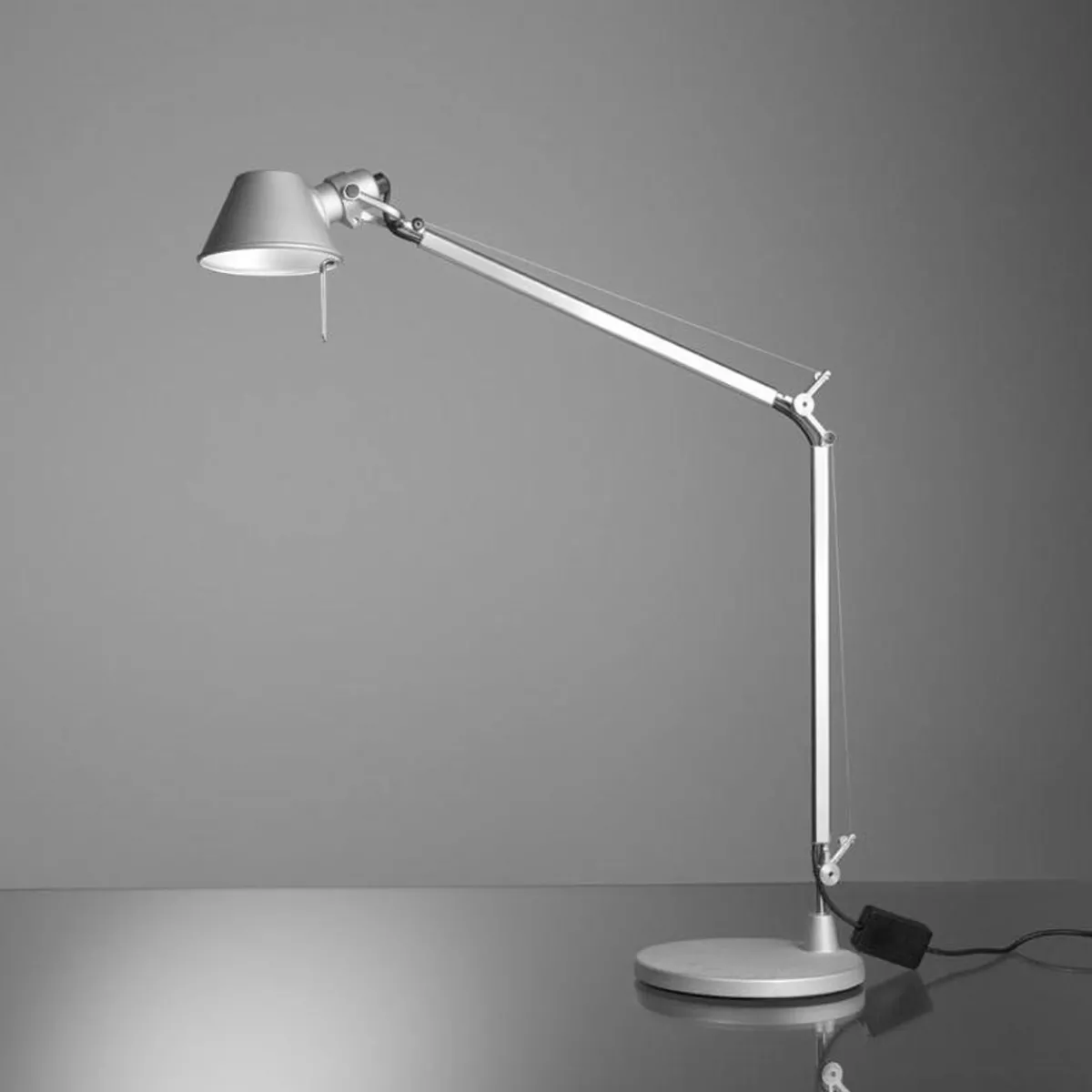 Hot Tolomeo Midi Tavolo LED mit Fuß Schlafzimmer|Tischleuchten