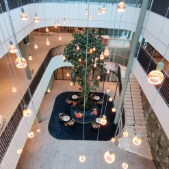 Outlet LED Floating Globe 150 twisted smokey grau E27, 6 W, 1900 K, dimmbar E27|Dekorative Leuchtmittel